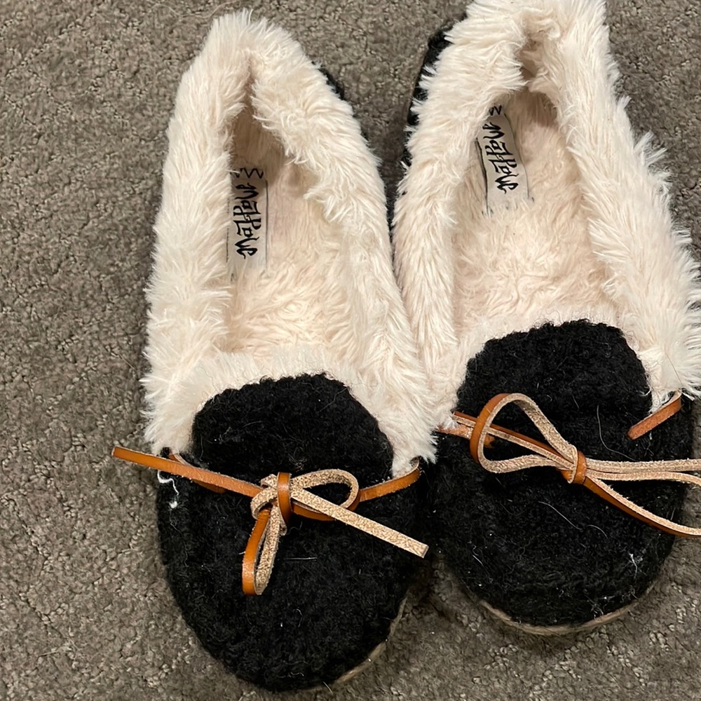 Moccasin Fuzzy Slippers sz S (5-6)